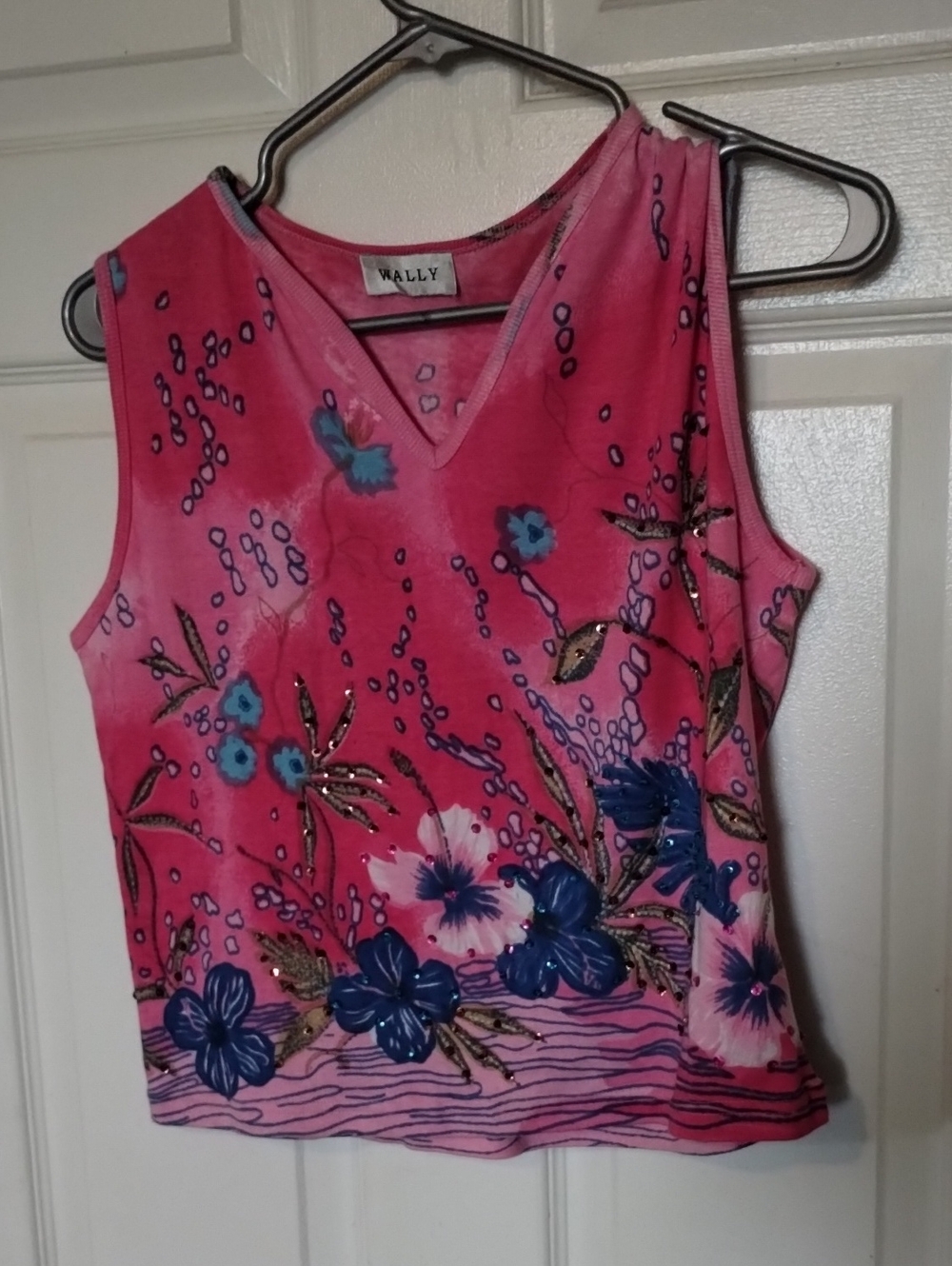 Wally Women's Pink Floral V-Neck Sleeveless Tank.